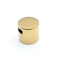 Črna kapa z jekleno kroglo